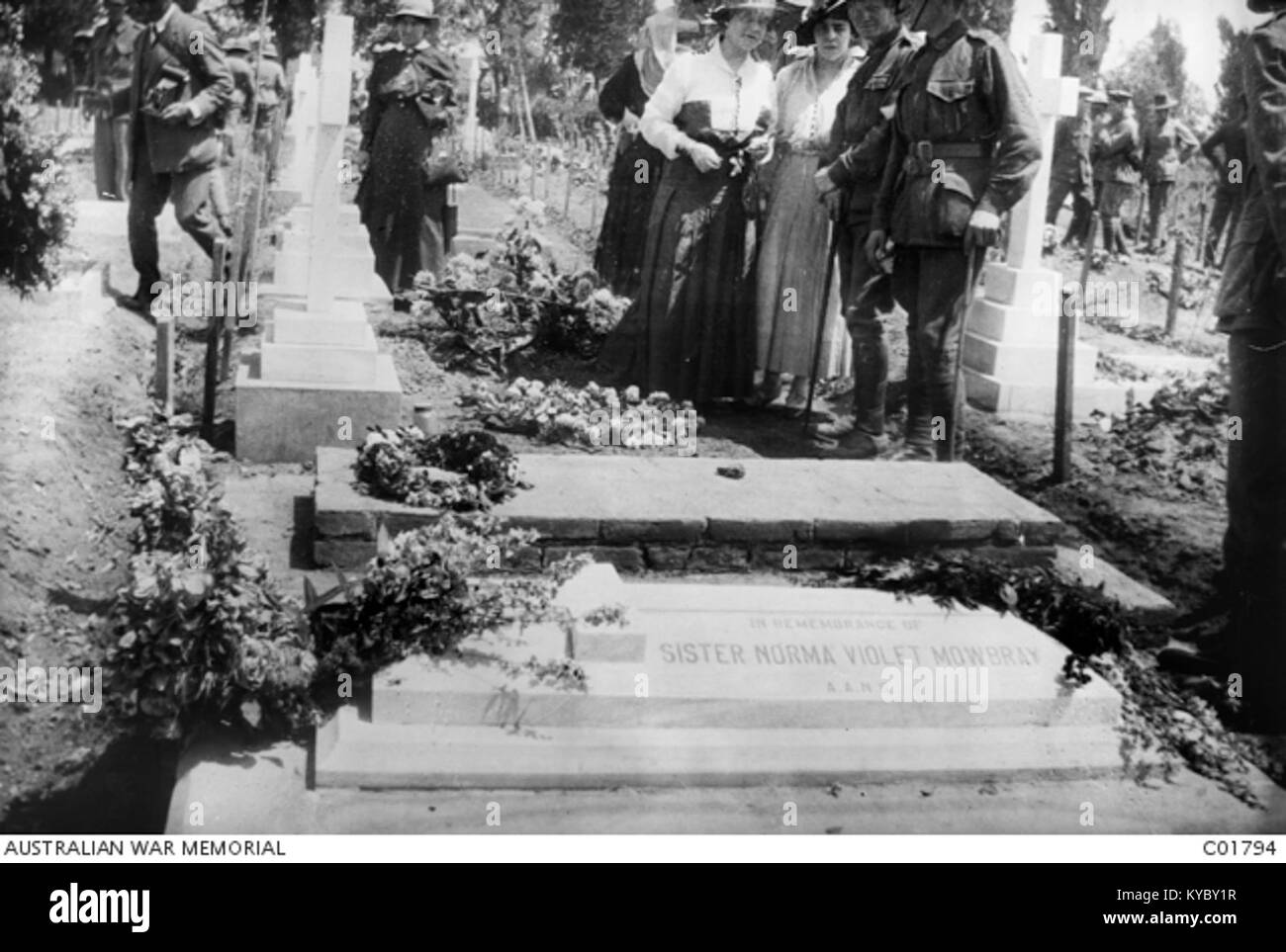 La tombe de Norma Mowbray est située au Caire, en Égypte. Le lieu de sépulture appartient aux archives de la Commonwealth War graves Commission, commémorant une victime civile ou un enterrement lié au service de la seconde Guerre mondiale. Banque D'Images