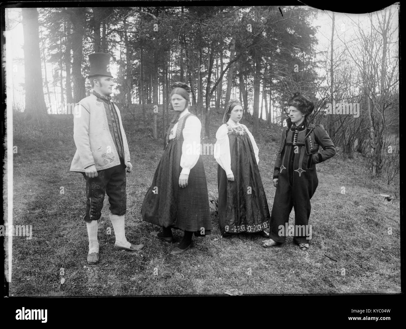 Une photographie de 1903 du Norsk Folkemuseum représentant une scène rurale de village norvégien, illustrant l'architecture, le paysage et les traditions de la vie quotidienne du début du XXe siècle. Banque D'Images