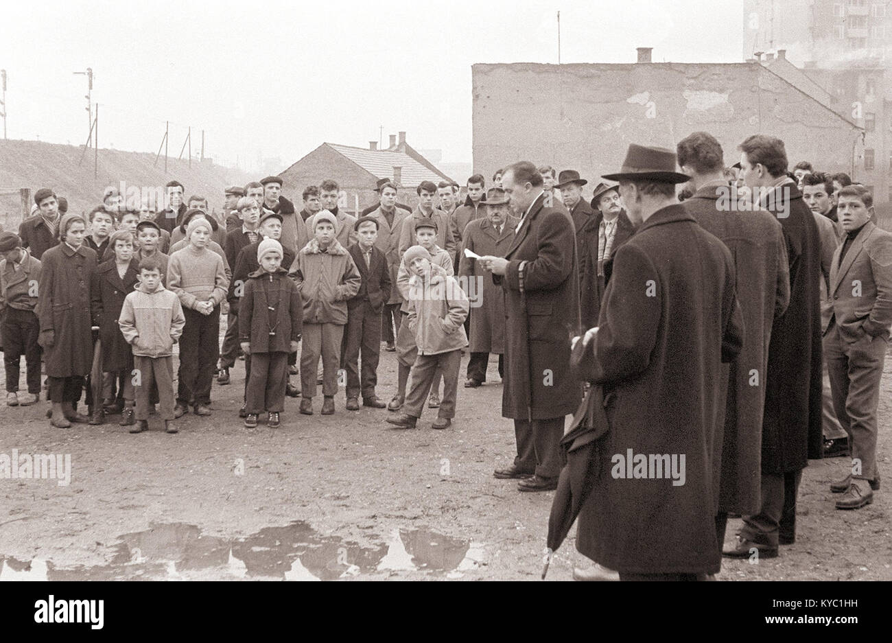 Une photographie de 1959 montrant un nouveau terrain de jeu sur la rue Mlinska, en Slovénie. L'image montre des enfants et des membres de la communauté utilisant le terrain de jeu, reflétant le développement urbain et la vie sociale dans la Slovénie d'après-guerre. Banque D'Images