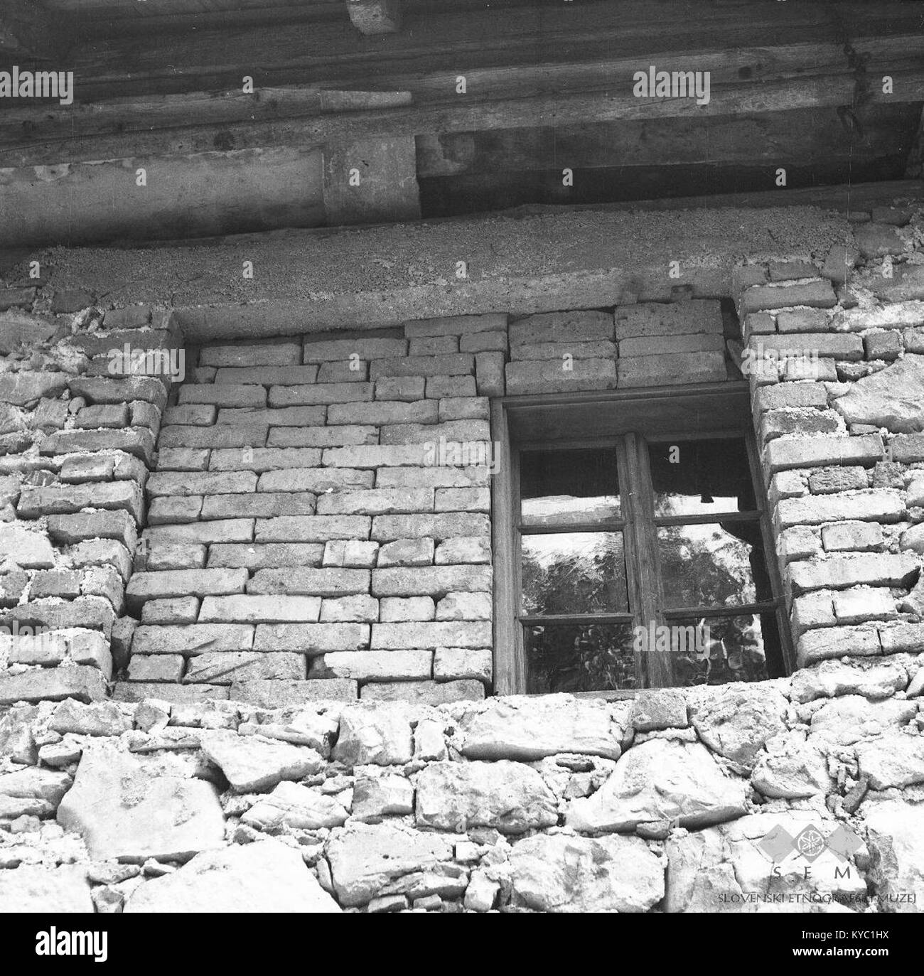 Une photographie de 1964 montrant une fenêtre nouvellement installée dans la maison Kotar, documentant la rénovation ou la modification architecturale dans un immeuble résidentiel slovène. Banque D'Images