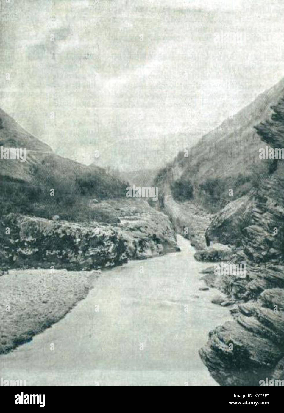 « Sur le Soča dans la région de Goriška » fait référence au paysage le long de la rivière Soča dans la région de Goriška, à l’ouest de la Slovénie, connue pour ses vallées fluviales et les collines environnantes. Banque D'Images
