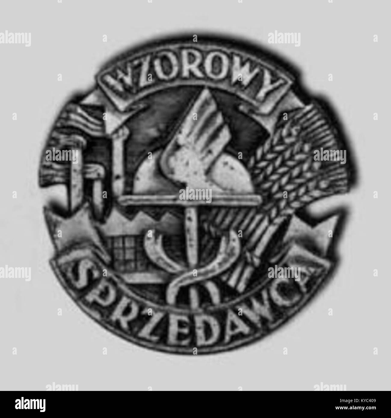 Le badge intitulé « Wzorowego Sprzedawcy » (vendeur exemplaire) a été institué en Pologne en 1954 et décerné aux travailleurs du commerce de détail qui ont démontré des performances exemplaires en matière de ventes et de service à la clientèle dans le cadre de l’économie contrôlée par l’État. Banque D'Images