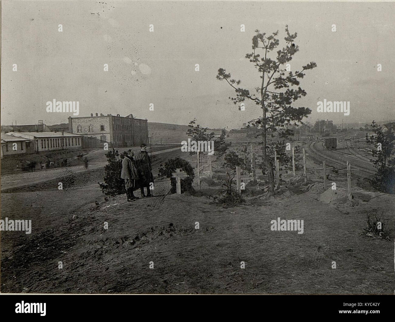 Photographie montrant les tombes de soldats autrichiens et russes près de la gare de Wolbrom. L'image reflète les pratiques funéraires de la première Guerre mondiale et le coût humain du front de l'est. Banque D'Images
