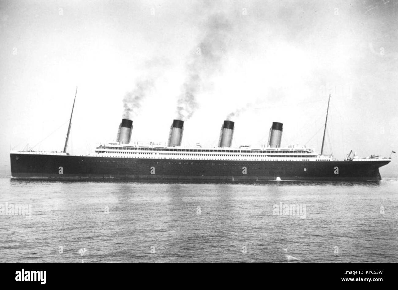 Le *Olympic* était un paquebot britannique lancé en 1910, connu pour sa taille et son luxe. Il était le navire jumeau du Titanic* et a joué un rôle important dans les voyages maritimes du début du XXe siècle avant son déclassement. Banque D'Images