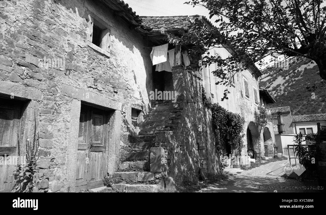 La photographie de 1967 montre la maison rurale déserte connue sous le nom de « Opuščena hiša » dans le village de Boljunec (municipalité de San Dorligo della Valle), illustrant l’abandon des habitations rurales au milieu du XXe siècle dans la région qui fait maintenant partie de la Slovénie. https://www.go2025.eu Banque D'Images
