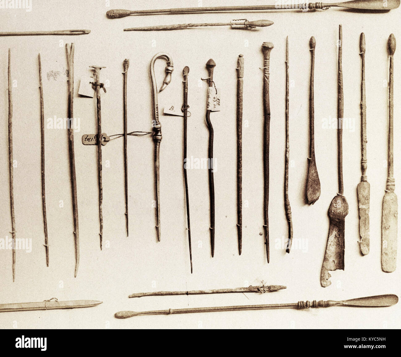 Une photographie historique de la collection Fortepan montre des instruments médicaux, illustrant la technologie médicale et les pratiques de soins d'une époque passée. Banque D'Images