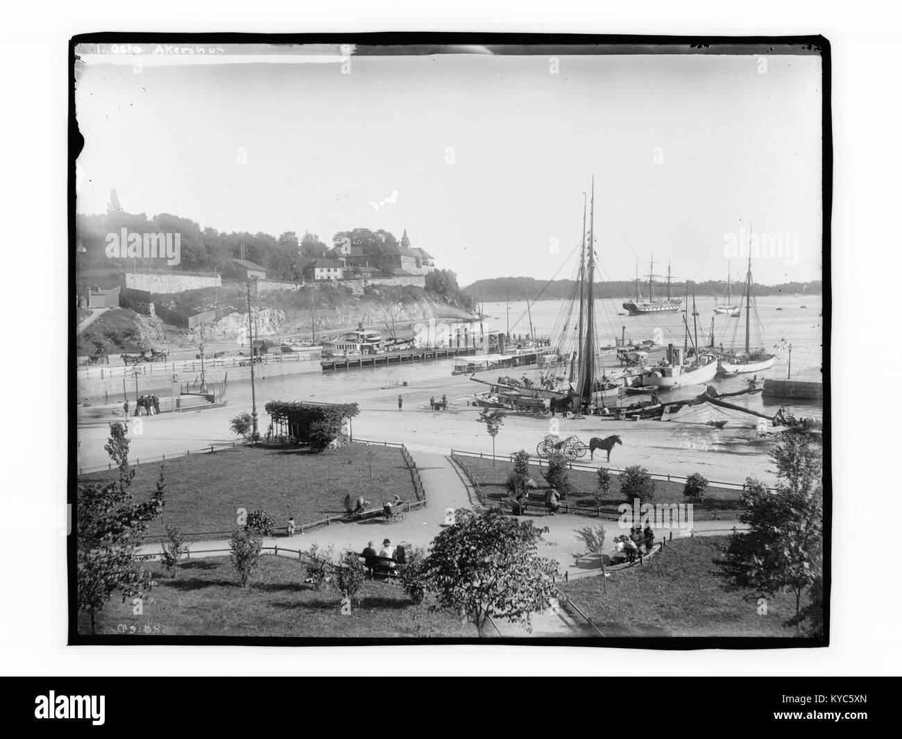 Cette image montre la vue depuis Rådhusplassen à Oslo de l’autre côté du port vers la forteresse d’Akershus, illustrant le paysage maritime et défensif de la capitale norvégienne. Banque D'Images