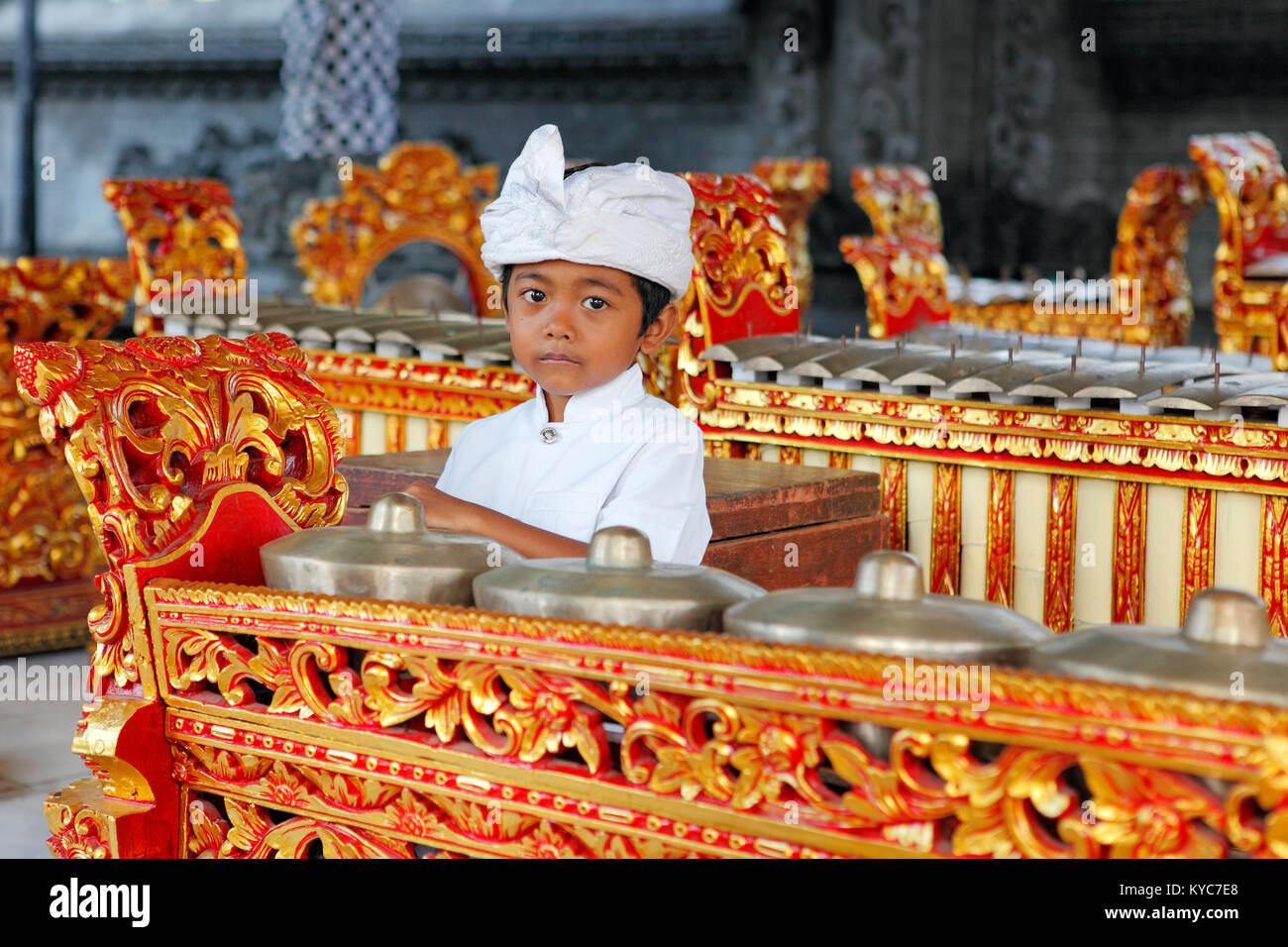 Jeune garçon, environ 5 ans, colle pour temple avec instruments de gamelan, Lovina, Bali, Indonésie. Banque D'Images