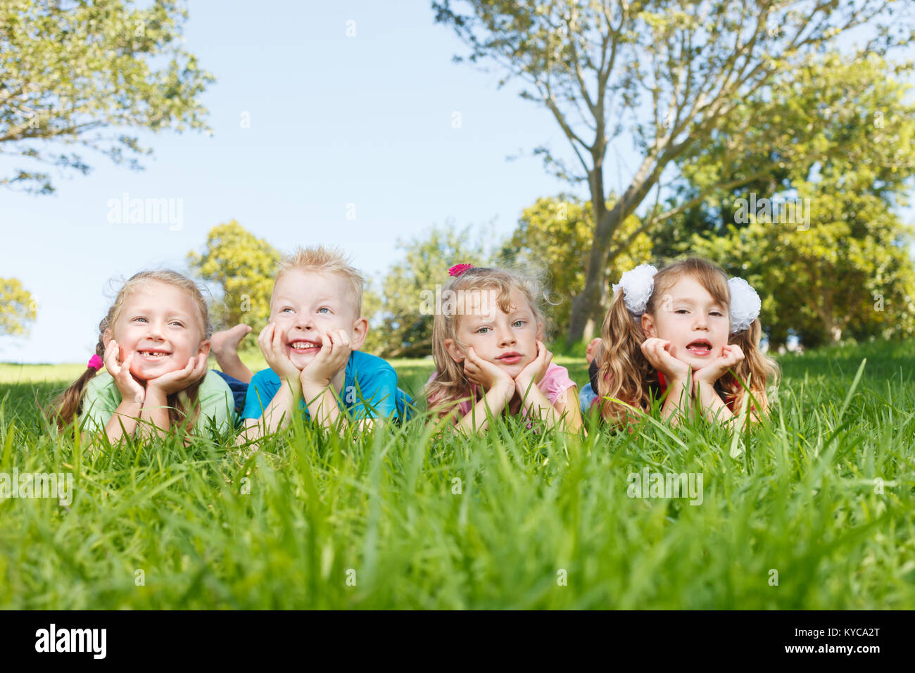 Happy children lying at park Banque D'Images