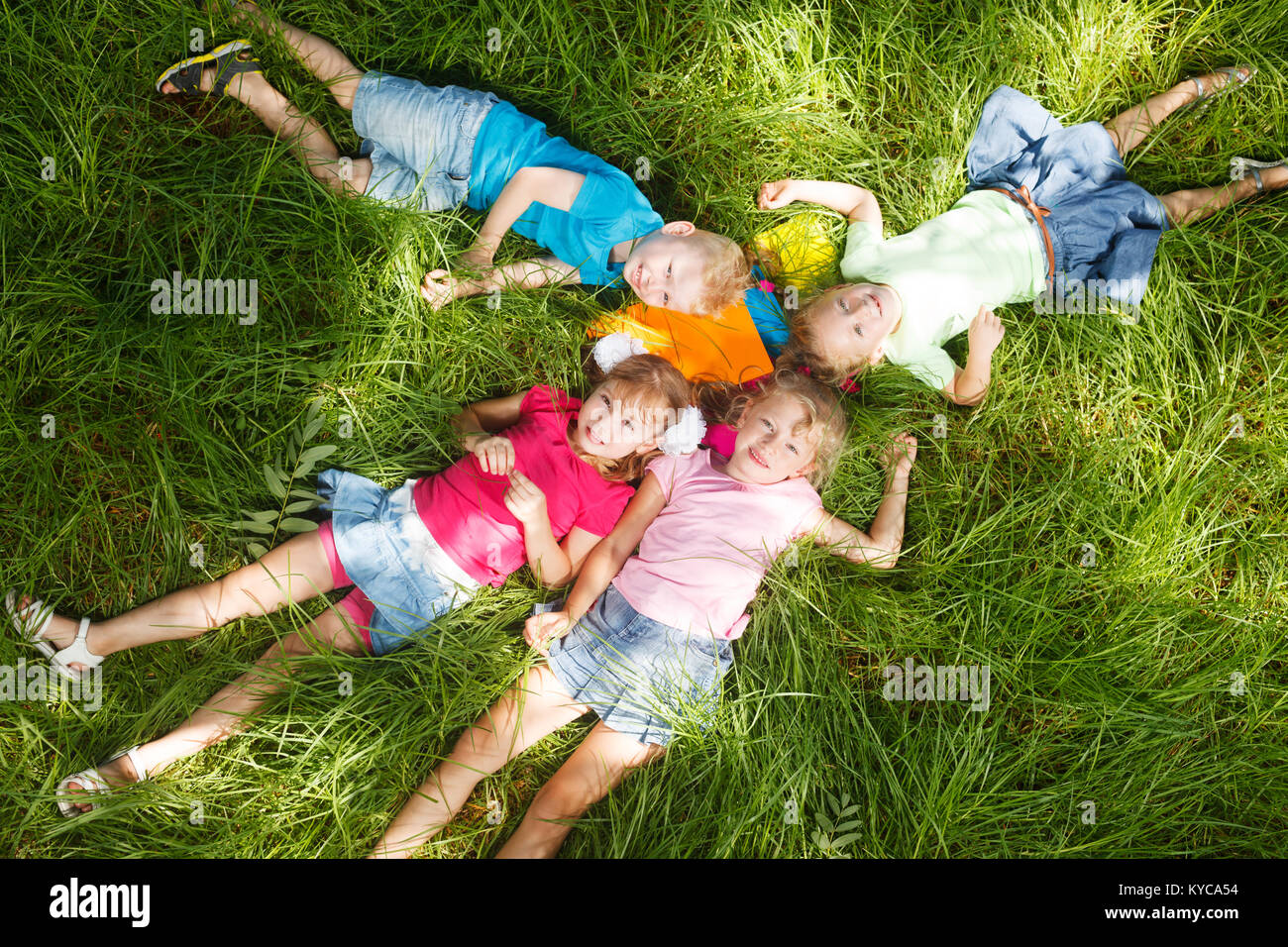 Happy kids lying on grass Banque D'Images