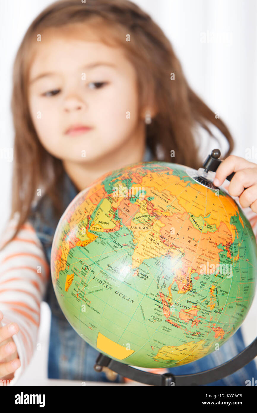 Belle petite fille de 5 ans qui englobe le monde Banque D'Images