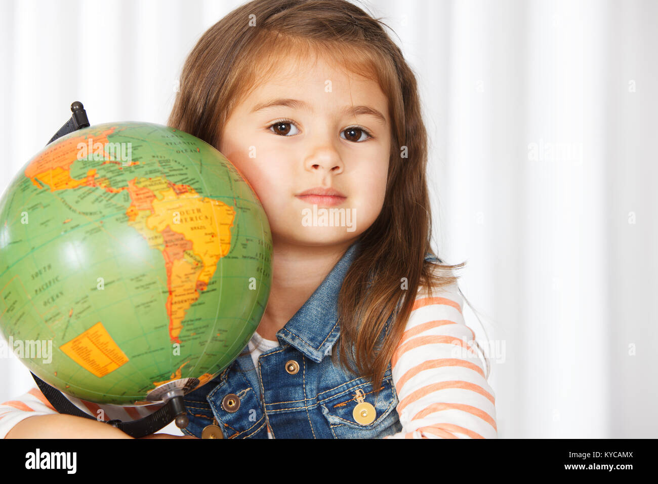 Beau 5 ans petite fille embrassant le monde Banque D'Images