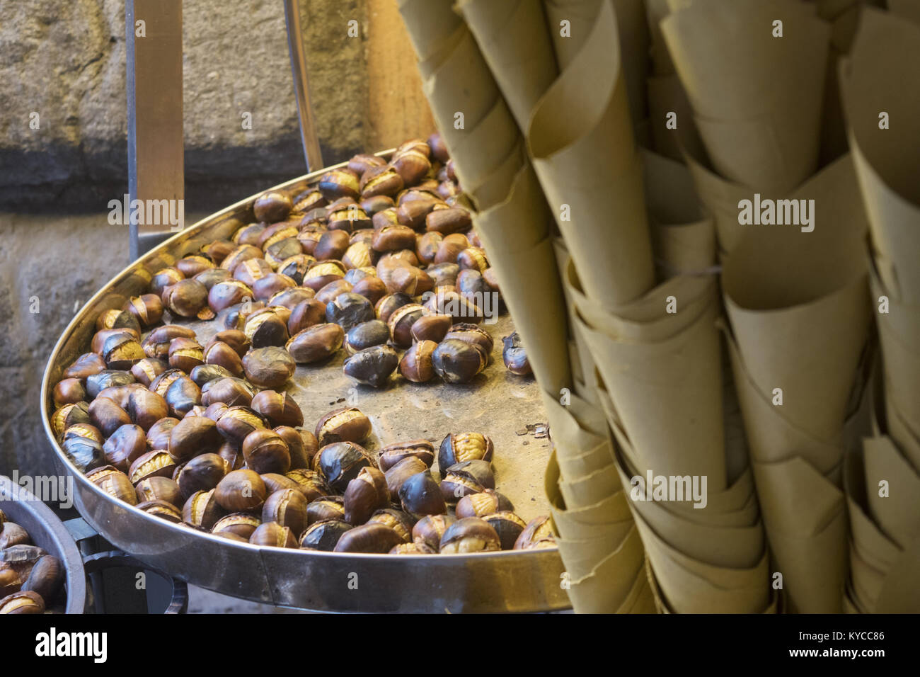 Préparation et la vente de cornet de châtaignes grillées comme des aliments de rue Banque D'Images