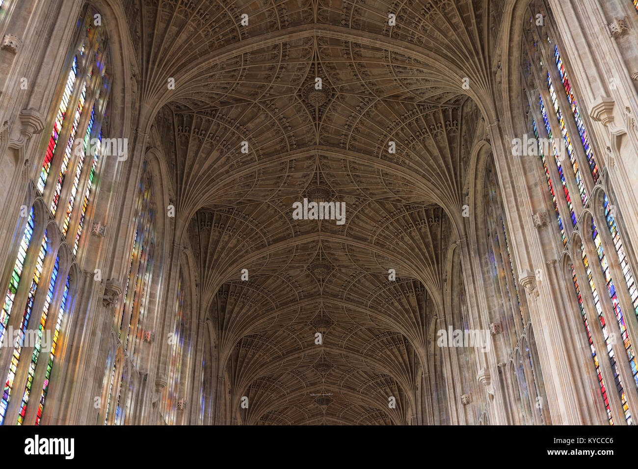 Ventilateur de plafond voûte et des vitraux de la chapelle de Kings College à l'Université de Cambridge, Angleterre Banque D'Images