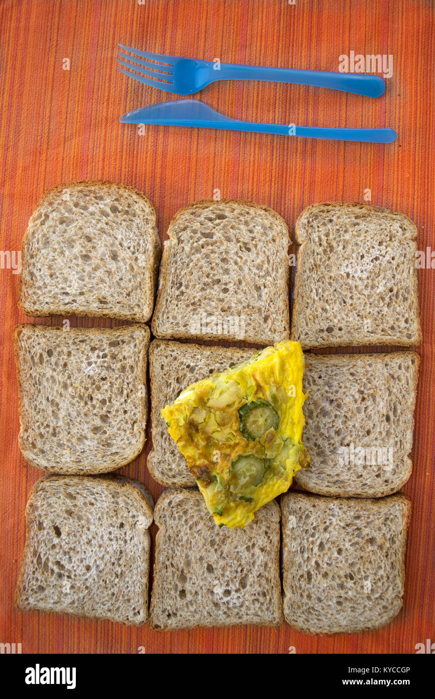 Tranches de pain de blé entier et la courgette omelete pour un repas rapide Banque D'Images