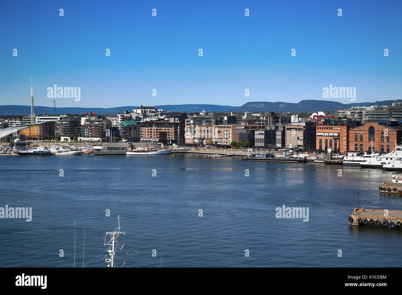 Vue sur quartier moderne Stranden, quartier Aker Brygge avec lux appartements et restaurants à Oslo, Norvège Banque D'Images