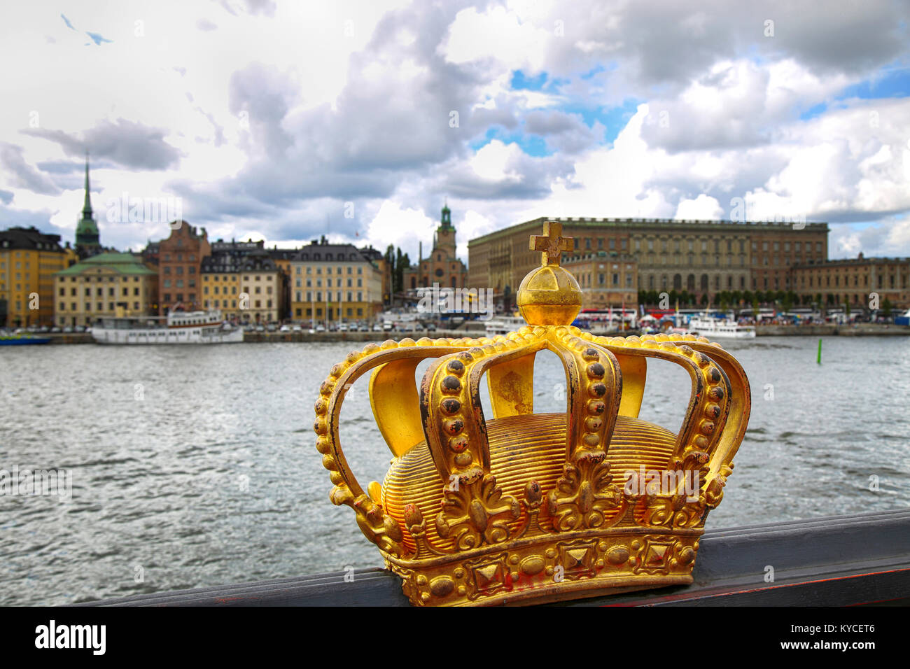 (Skeppsholm Skeppsholmsbron Bridge) avec couronne d'or sur un pont à Stockholm, Suède Banque D'Images