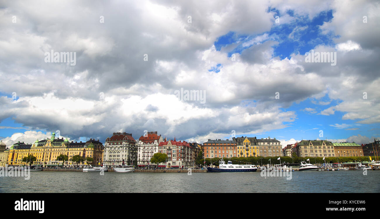 Vue sur rue Strandvagen sur Ostermalm distric touristique avec des bateaux touristiques à Stockholm, Suède Banque D'Images