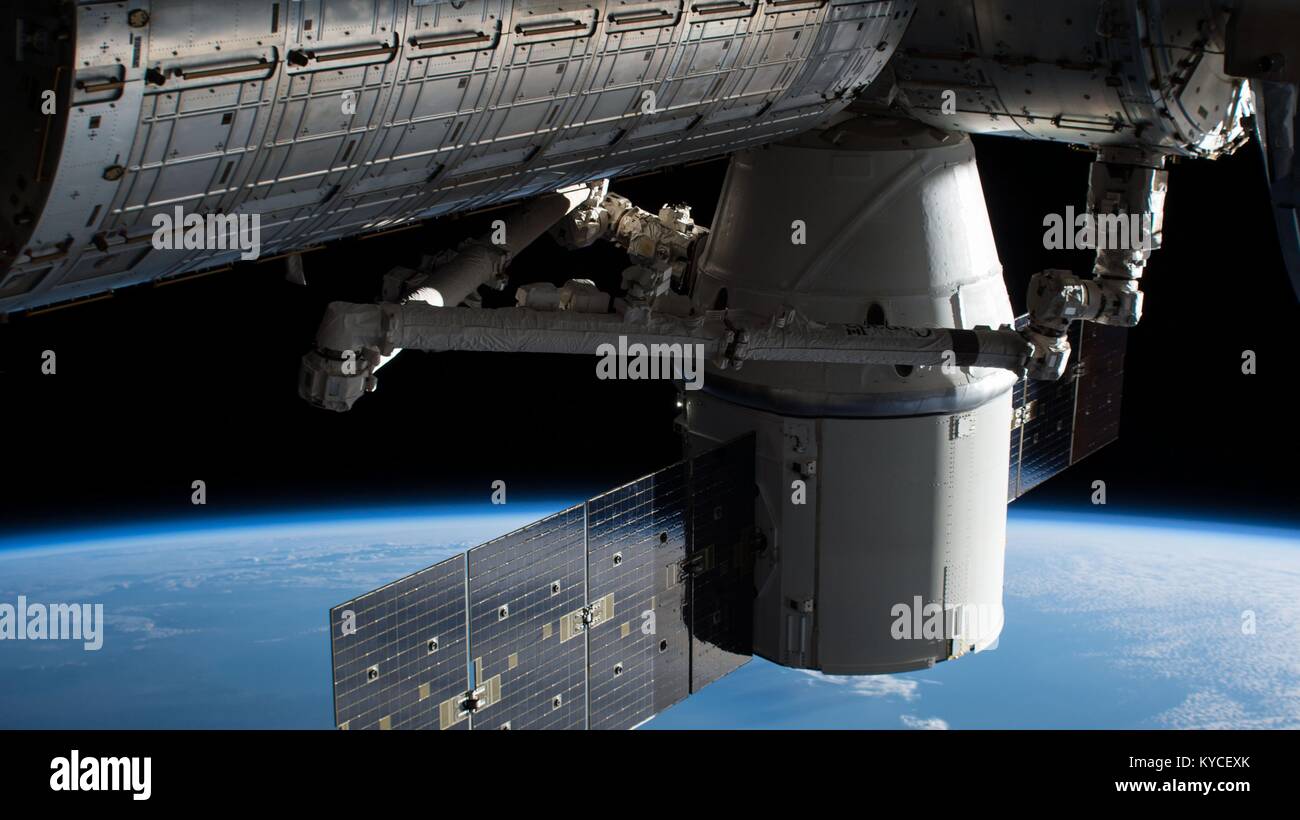 La capsule Dragon de SpaceX cargo est préparé pour publication par le bras robotique de bras 2 Canada après un mois amarré à la Station spatiale internationale 13 janvier 2018, dans l'orbite de la Terre. Banque D'Images