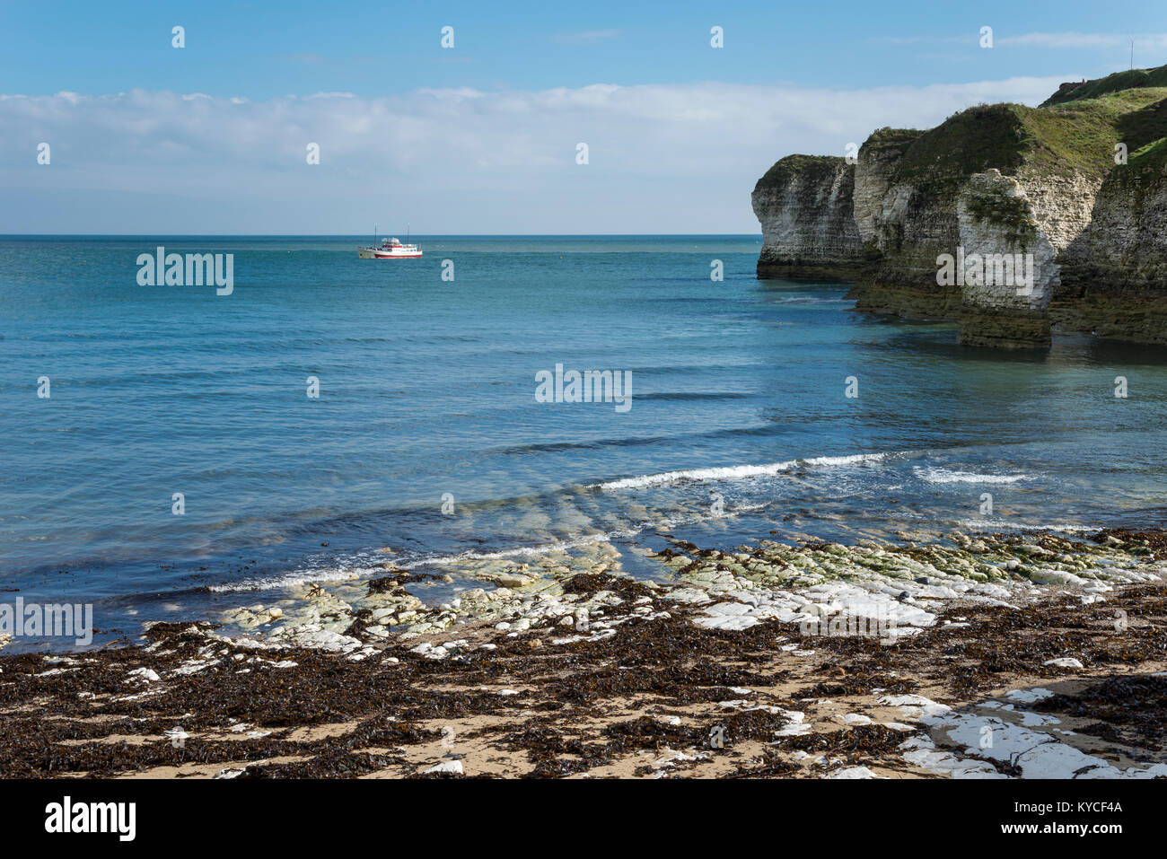 Des excursions en bateau au large de la côte du Yorkshire du Nord. Selwicks Bay, de Flamborough. Banque D'Images