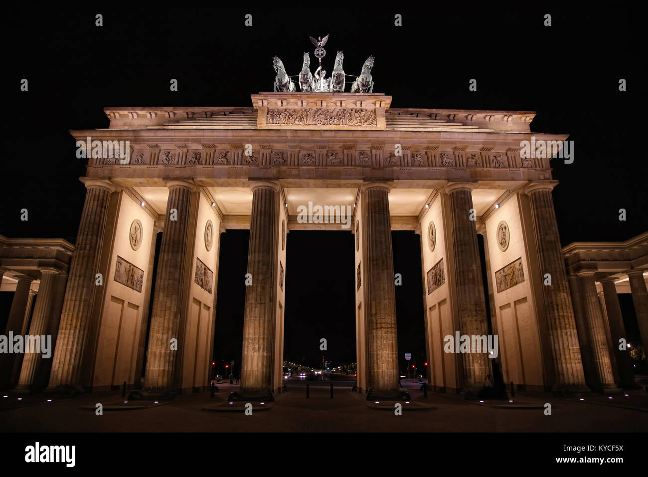 La nuit porte de Brandebourg à Berlin, Allemagne Banque D'Images