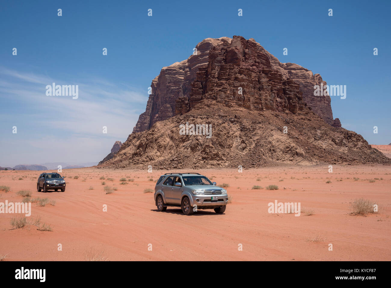 Expédition de véhicules tout-terrain, circulant près de la sept piliers, dans le désert de Wadi Rum, Jordanie Banque D'Images