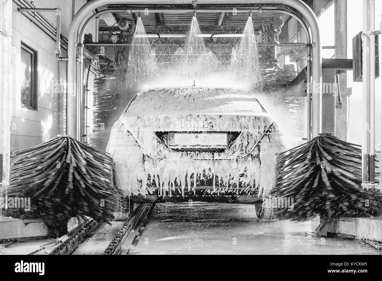 Vue détaillée du lavage de voiture, lavage de voiture, l'eau mousse de lavage automatique en action Banque D'Images