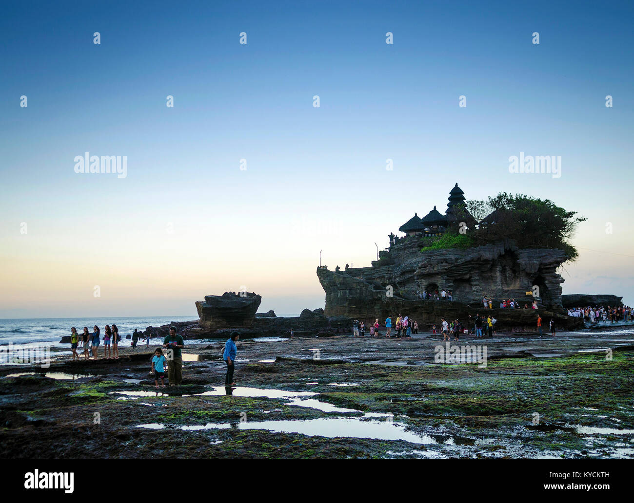 Pura hindu temple Goa Lawah sunset silhouette rétro-éclairage à Bali Indonésie Banque D'Images