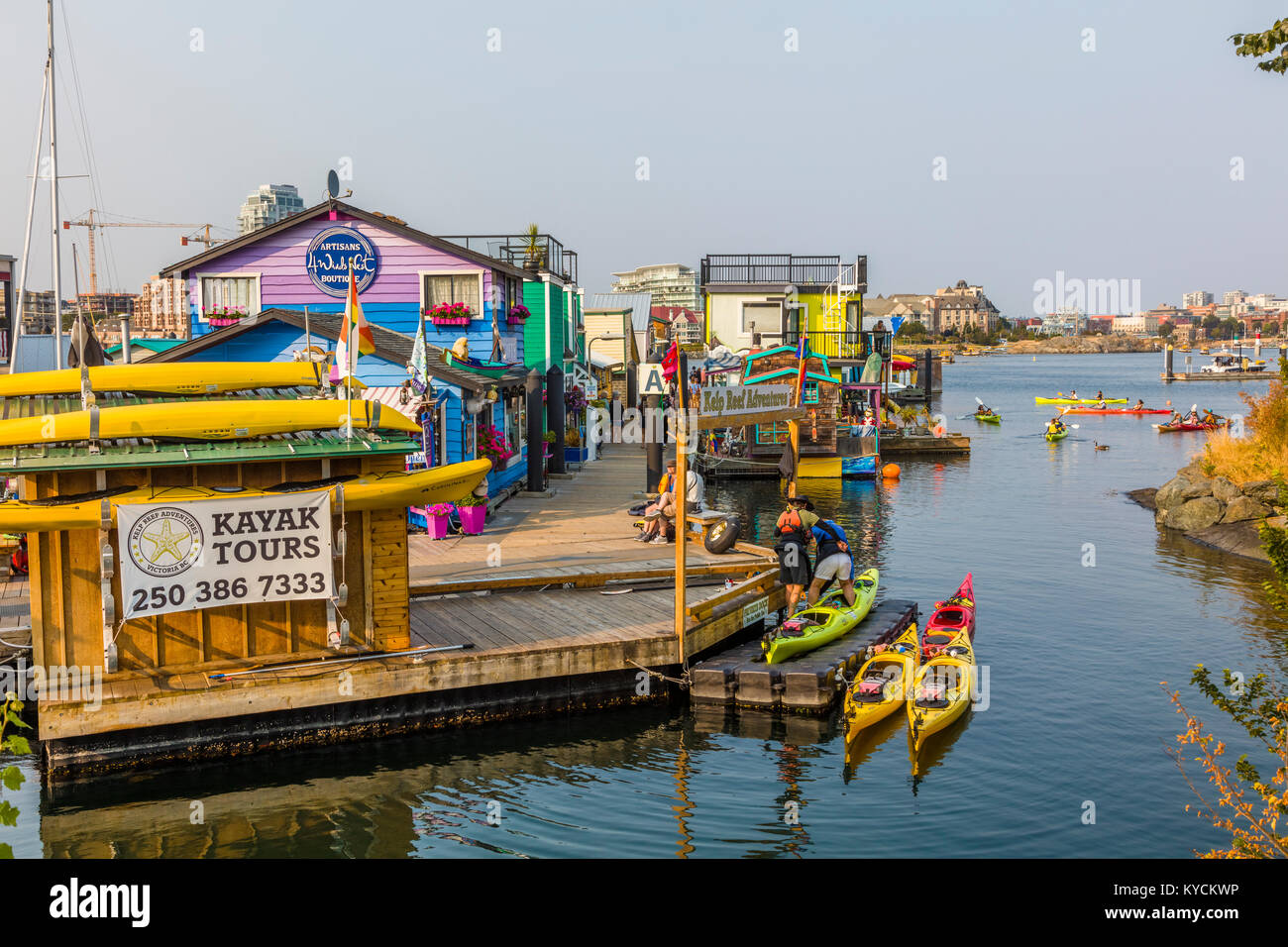 Fisherman's Wharf de Victoria Canada une attraction touristique avec des kiosques de nourriture, de boutiques uniques et de maisons flottantes ou houseboats Banque D'Images
