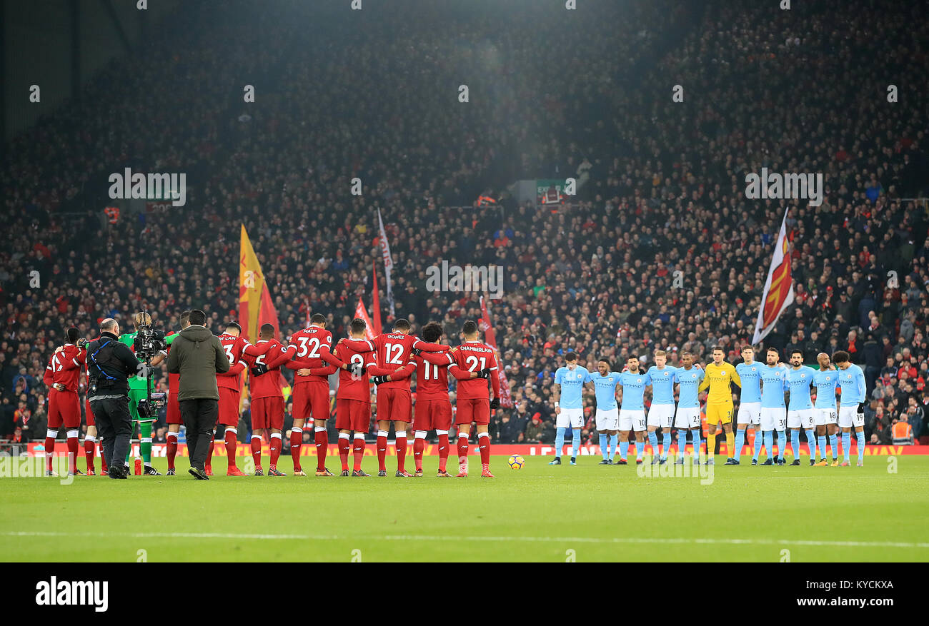 Les deux, le stand de l'équipe pour une minute d'applaudissements pour l'ancien gardien de Liverpool Tommy Lawrence, qui est décédé cette semaine, avant le premier match de championnat à Anfield, Liverpool. Banque D'Images