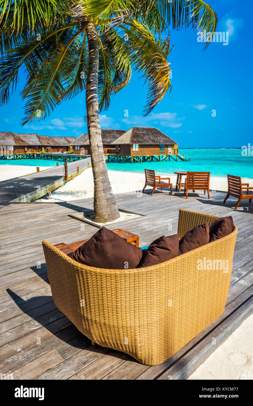 Bar de plage sur un Holiday Island resort aux Maldives, l'Océan Indien Banque D'Images