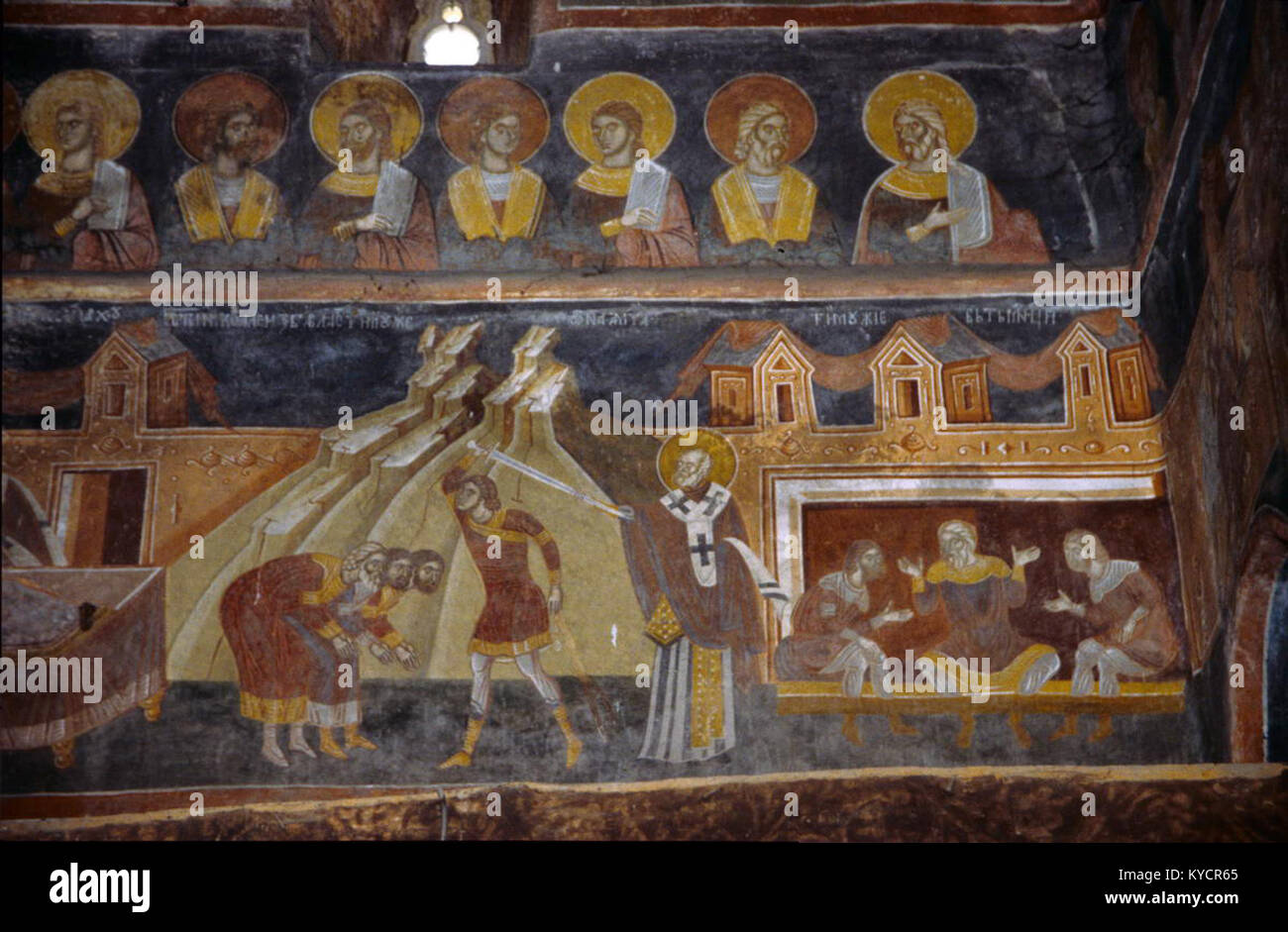 Dans les murs de l’église de Markova Sušica, les peintures iconographiques dépeignent des épisodes narratifs de l’écriture chrétienne en utilisant des couleurs vives et des poses symboliques ; l’ensemble soutient le statut de l’église en tant que repère culturel et religieux. Banque D'Images