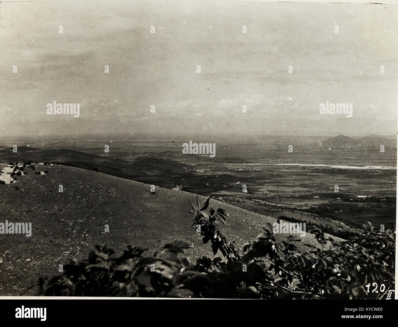 Photographie panoramique prise depuis Fajti hrib, au sud-est de Gorizia, Italie, montrant le vaste paysage et la topographie régionale de la région. Banque D'Images