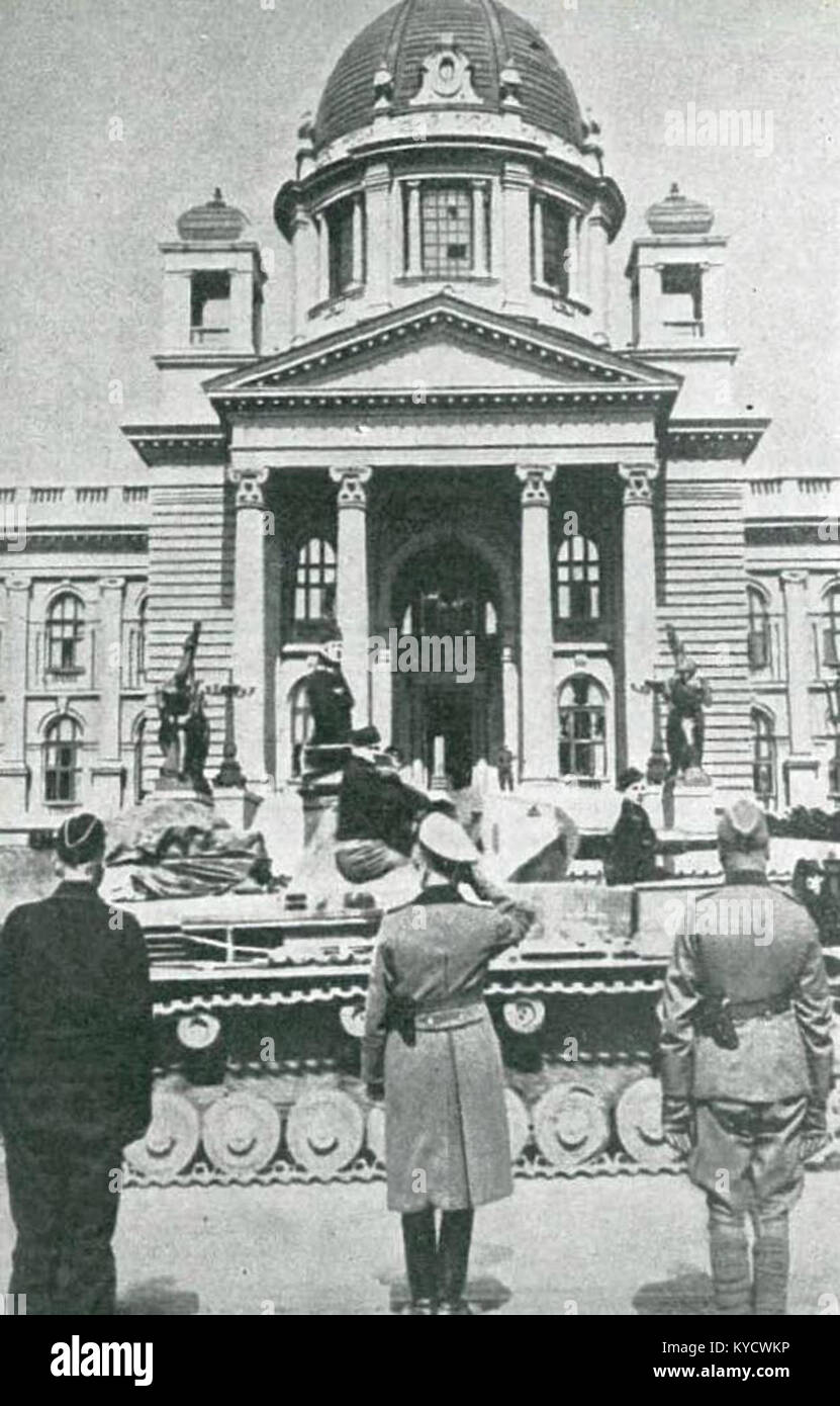 Une photographie historique montrant un défilé de l'armée allemande dans Belgrade occupée pendant la seconde Guerre mondiale, documentant un moment clé de l'histoire de l'occupation en temps de guerre. Banque D'Images