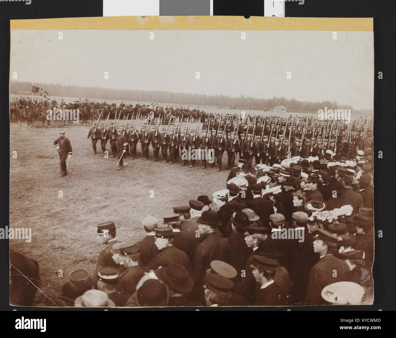 Une photographie de 1907 d'un défilé militaire pendant les manœuvres de Feltmanøveren en Norvège, documentant des soldats en formation et des exercices militaires du début du XXe siècle. Banque D'Images