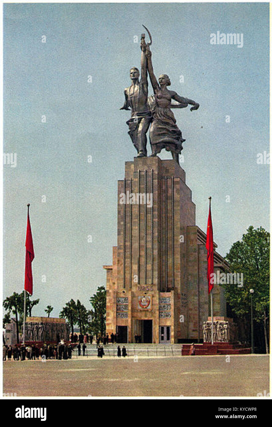 Photographie du Pavillon soviétique à l'exposition de Paris de 1937, montrant la conception architecturale, la disposition de l'exposition, les expositions culturelles et le contexte historique de l'URSS. Banque D'Images