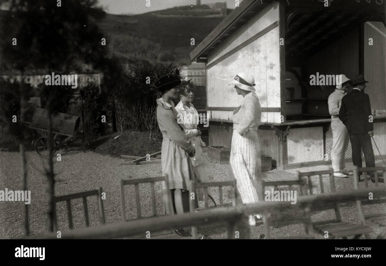 Photographie de matchs de tennis tenus au San Sebastián Tennis Club à Ondarreta, Espagne, depuis le car-Kutxa Fototeka, montrant des joueurs et des spectateurs lors d'un événement sportif. Banque D'Images