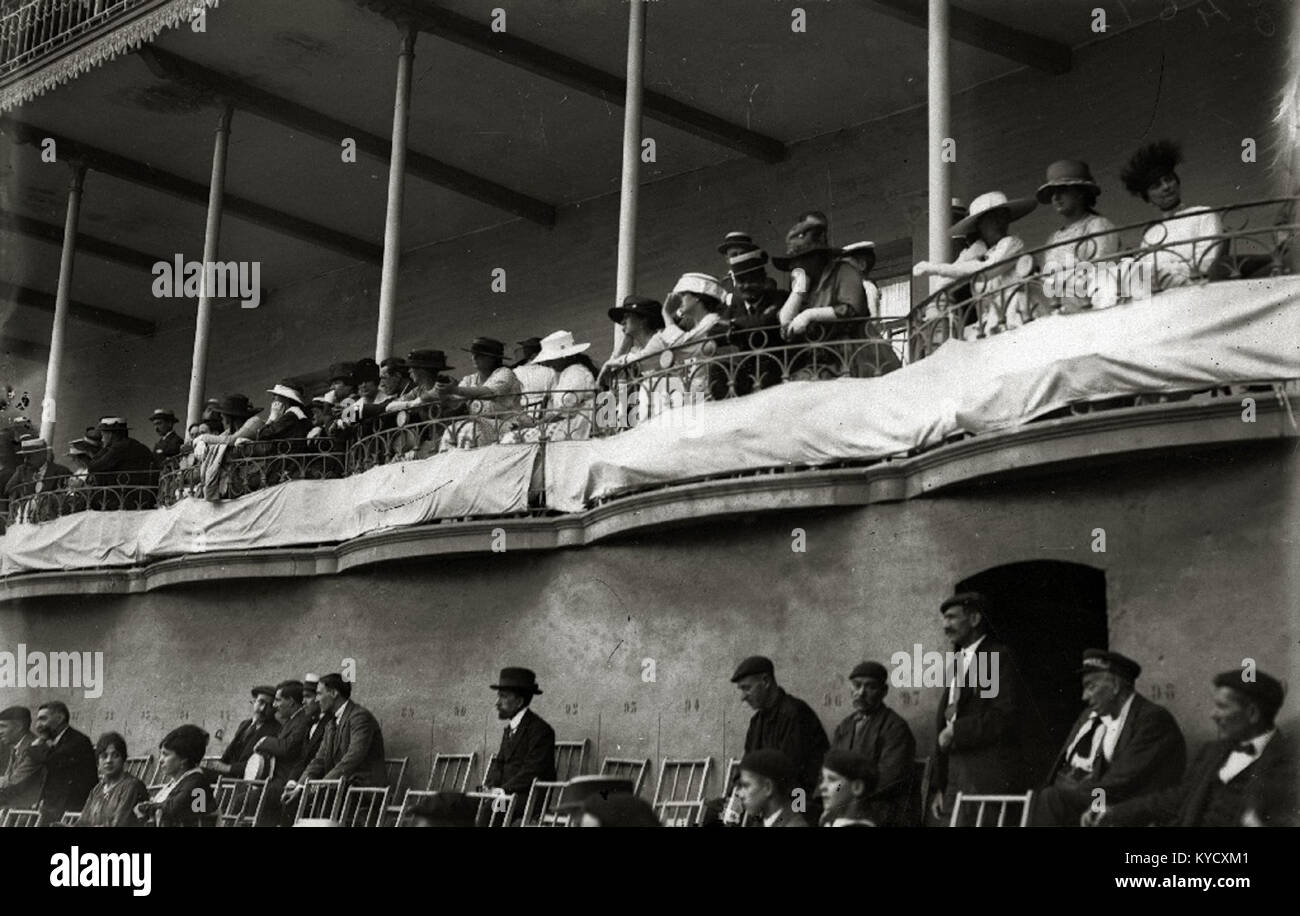 L'image représente un match de jai-alai, un sport basque traditionnel, joué dans un frontón. Cette troisième partie du match met en valeur l'action rapide et l'athlétisme habile typiques du jeu. Banque D'Images