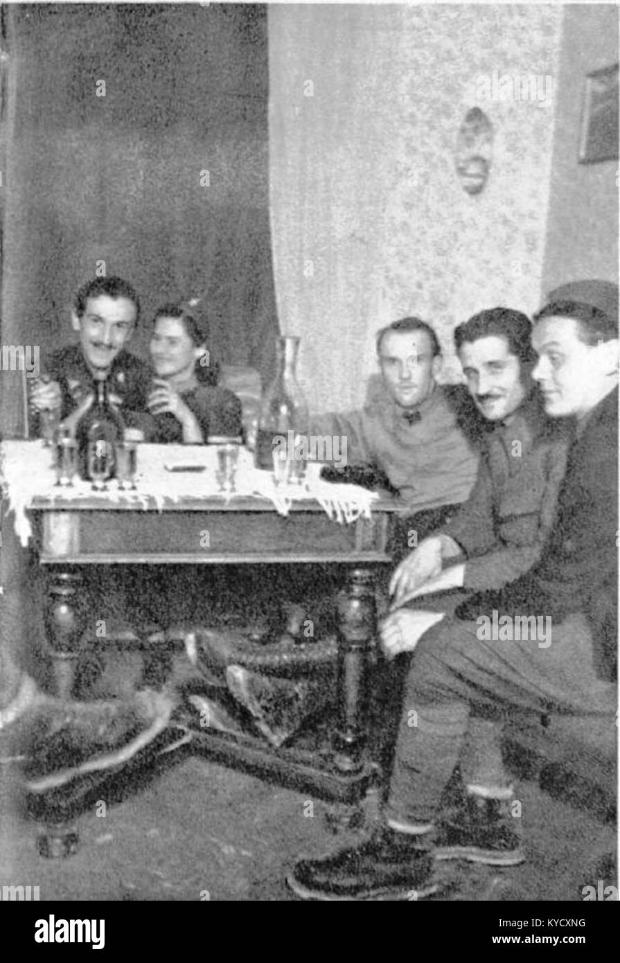 Photographie ou illustration historique montrant des partisans près d'un marché, représentant un contexte de guerre ou de mouvement de résistance. L'image illustre l'interaction civile et partisane dans une zone de marché public. Banque D'Images