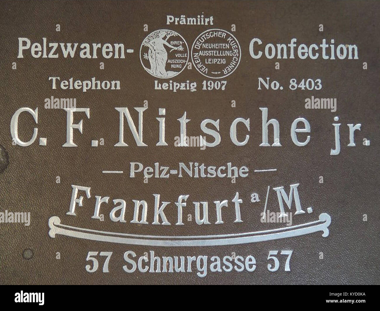 Pelzwaren-Konfektion C. F. Nitsche était un fabricant de vêtements en fourrure à Francfort-sur-le-main, fondé en 1658. Le document ou la publicité de 1915 montre l'histoire de la marque, les vêtements de fourrure et les détails de fabrication. Banque D'Images