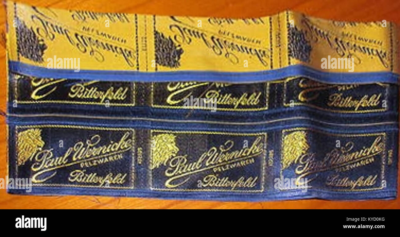 Les étiquettes de vêtements de Pelzwaren Paul Wernicke de Bitterfeld représentent une marque de vêtements en fourrure du XXe siècle, mettant en évidence l'identité de l'entreprise, le commerce et l'histoire du textile. Banque D'Images