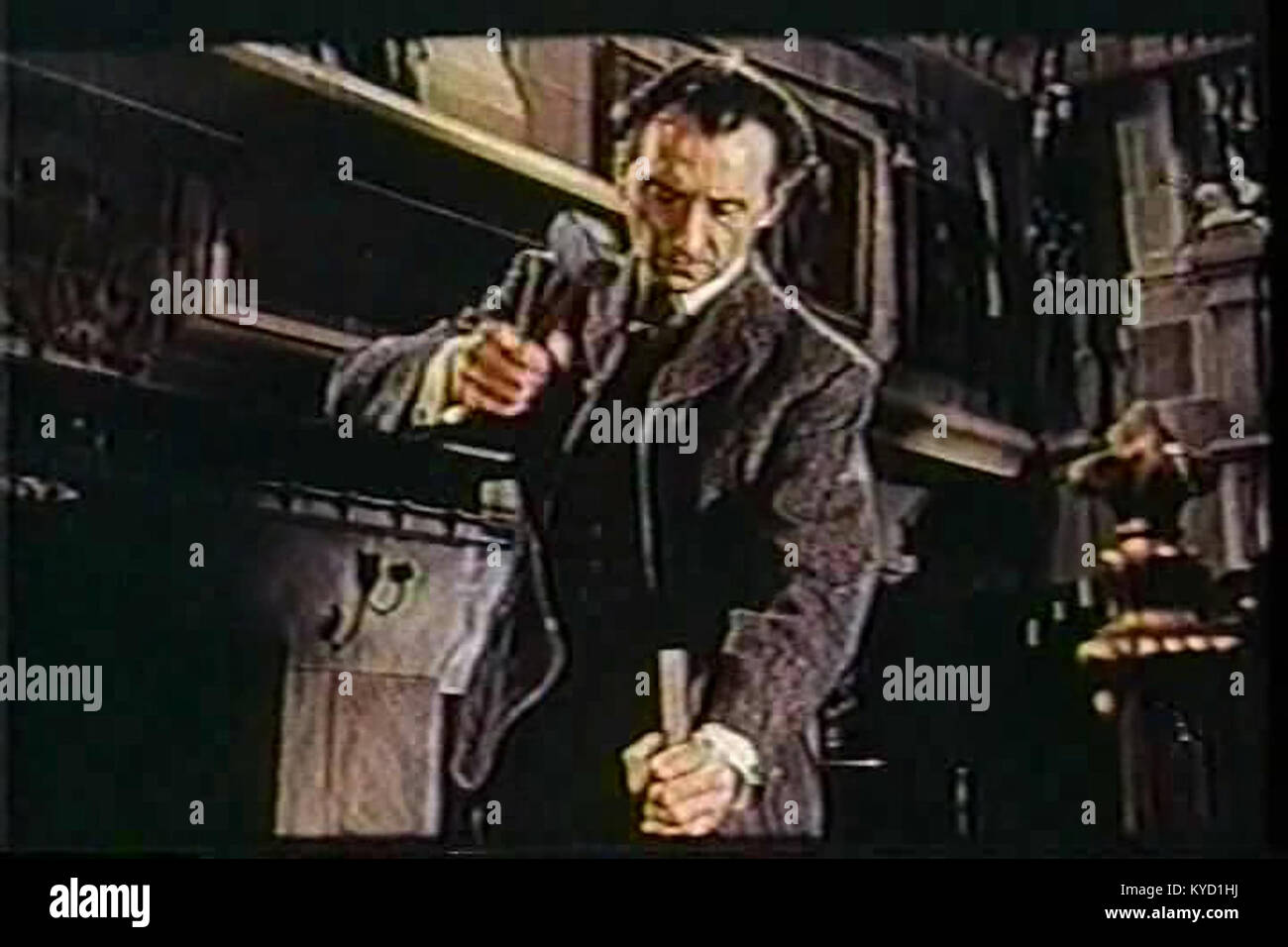 Scène tirée du film de 1960 'les mariées de Dracula' mettant en vedette Peter Cushing dans le rôle de Dr Van Helsing. La production britannique Hammer Horror est connue pour son esthétique gothique et la représentation de thèmes surnaturels. Banque D'Images