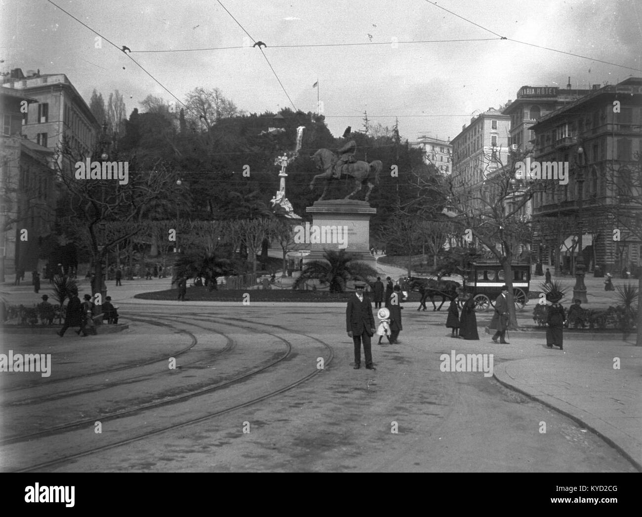 Une photographie historique de la Piazza Corvetto, avec le monument de Victor Emmanuel II, mettant en valeur le caractère architectural et civique de cette zone urbaine en Italie. Banque D'Images