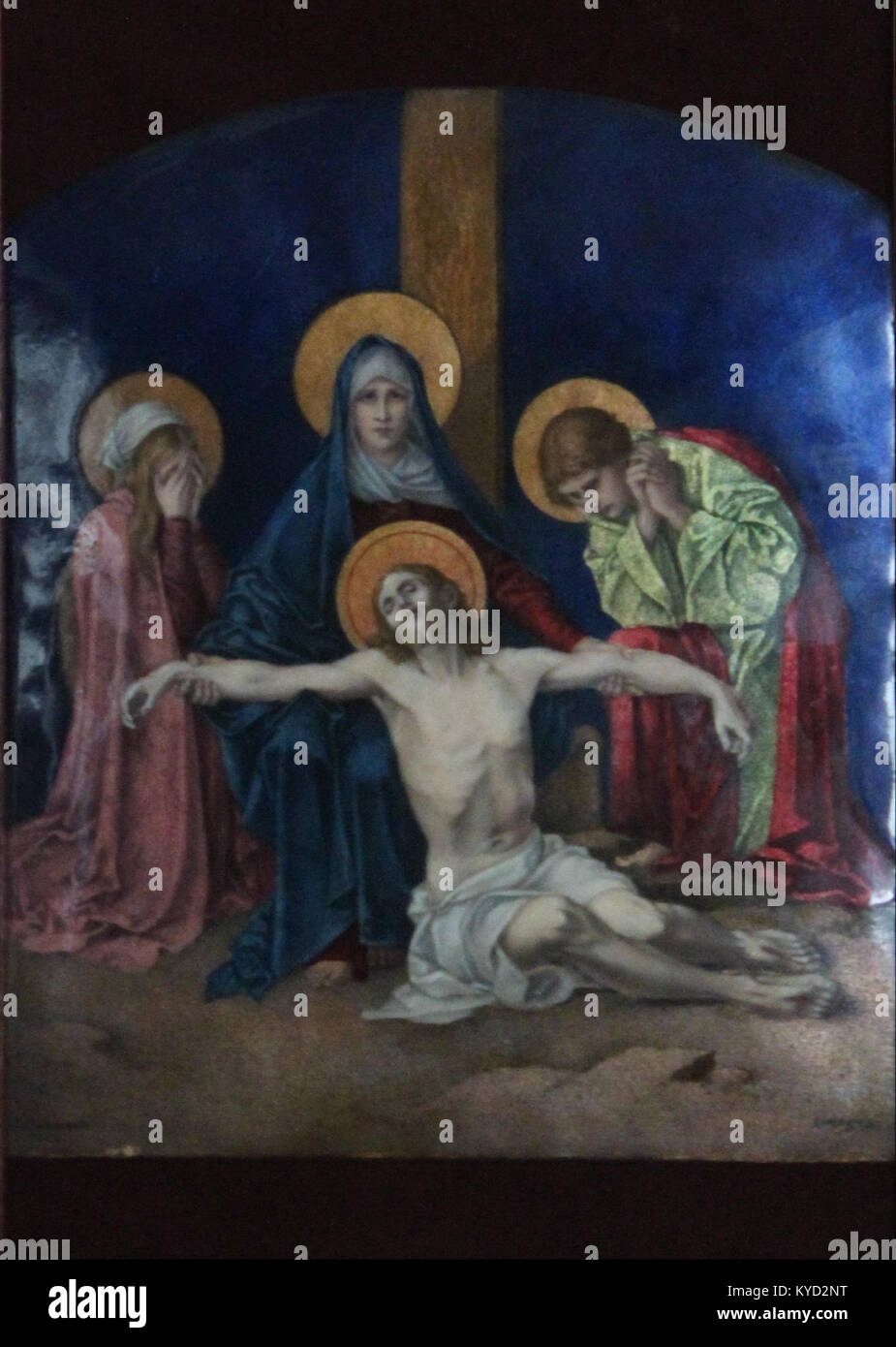 Une représentation du Pietà par Pierre Bonnaud, mettant en valeur le sujet chrétien traditionnel de la Vierge Marie tenant le corps de Jésus-Christ après sa crucifixion. L’œuvre reflète l’intensité émotionnelle et le symbolisme religieux associés à cette scène emblématique. Banque D'Images