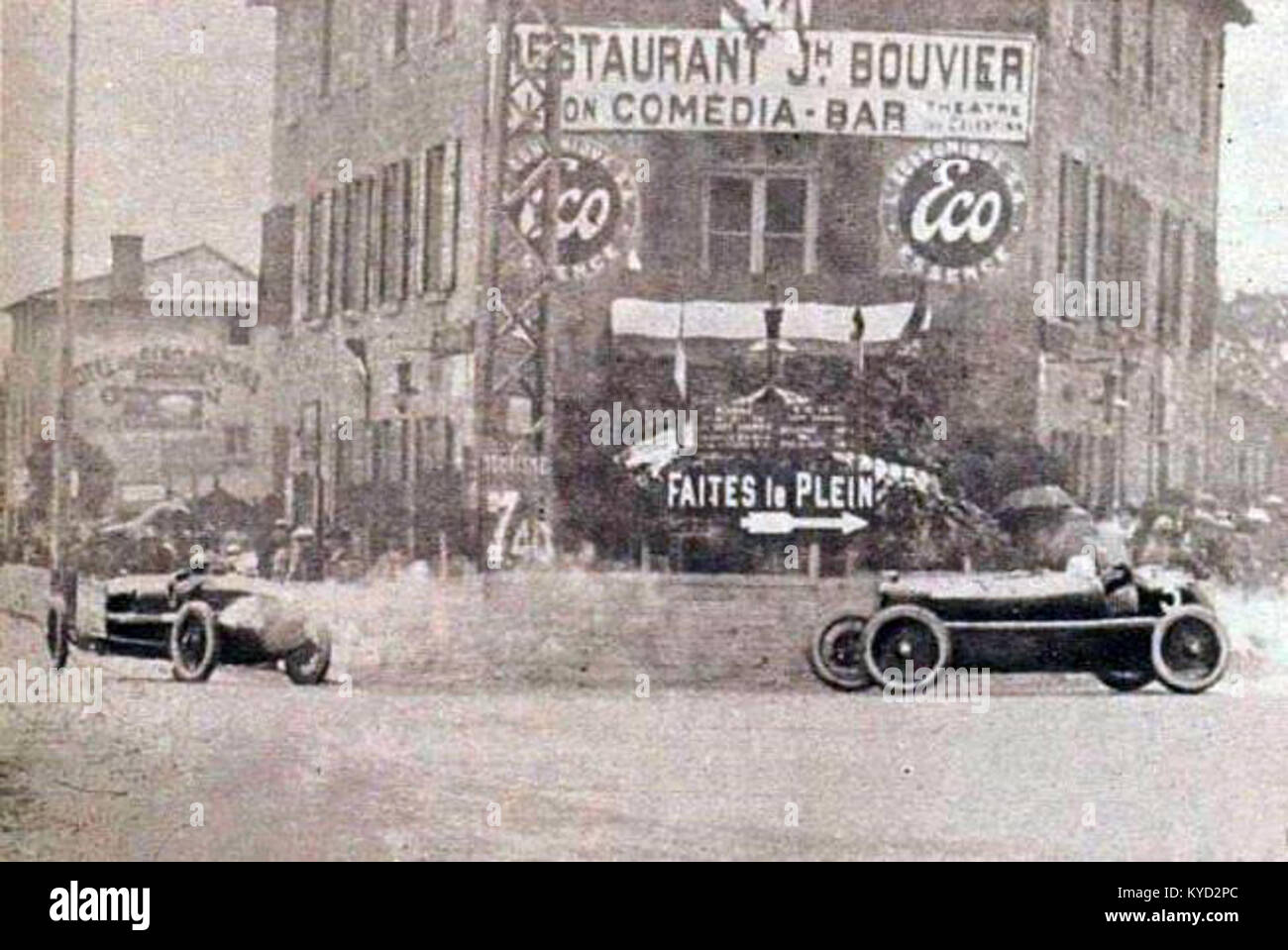 Pierre de Vizcaya participe au Grand Prix de France 1924 à Lyon, au volant d'une Bugatti T35, un modèle important dans les débuts de l'histoire de la course automobile connu pour son ingénierie et son design. Banque D'Images