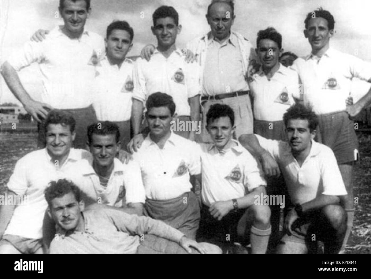 Cette image intitulée « PikiWiki Israel 2680 Sports in Israel קבוצת הכדורגל » représente une équipe israélienne de football (soccer), capturant des joueurs en uniforme représentant probablement un club ou une équipe nationale dans un contexte sportif israélien. Banque D'Images