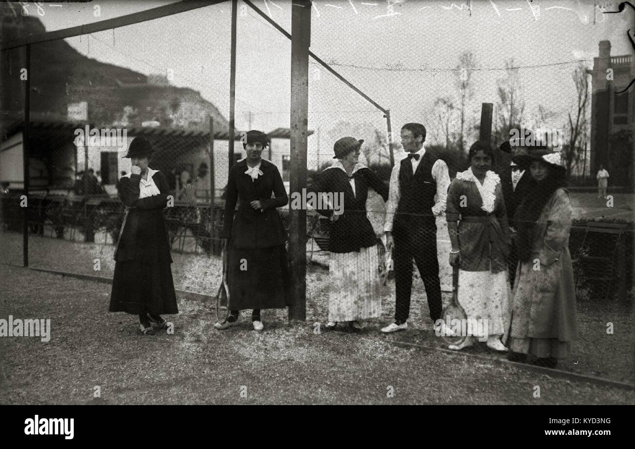 Des courts de tennis sur les anciennes pistes de San Sebastián sont montrés, mettant en évidence l'utilisation récréative de la zone et documentés dans les archives car-Kutxa Fototeka. Banque D'Images