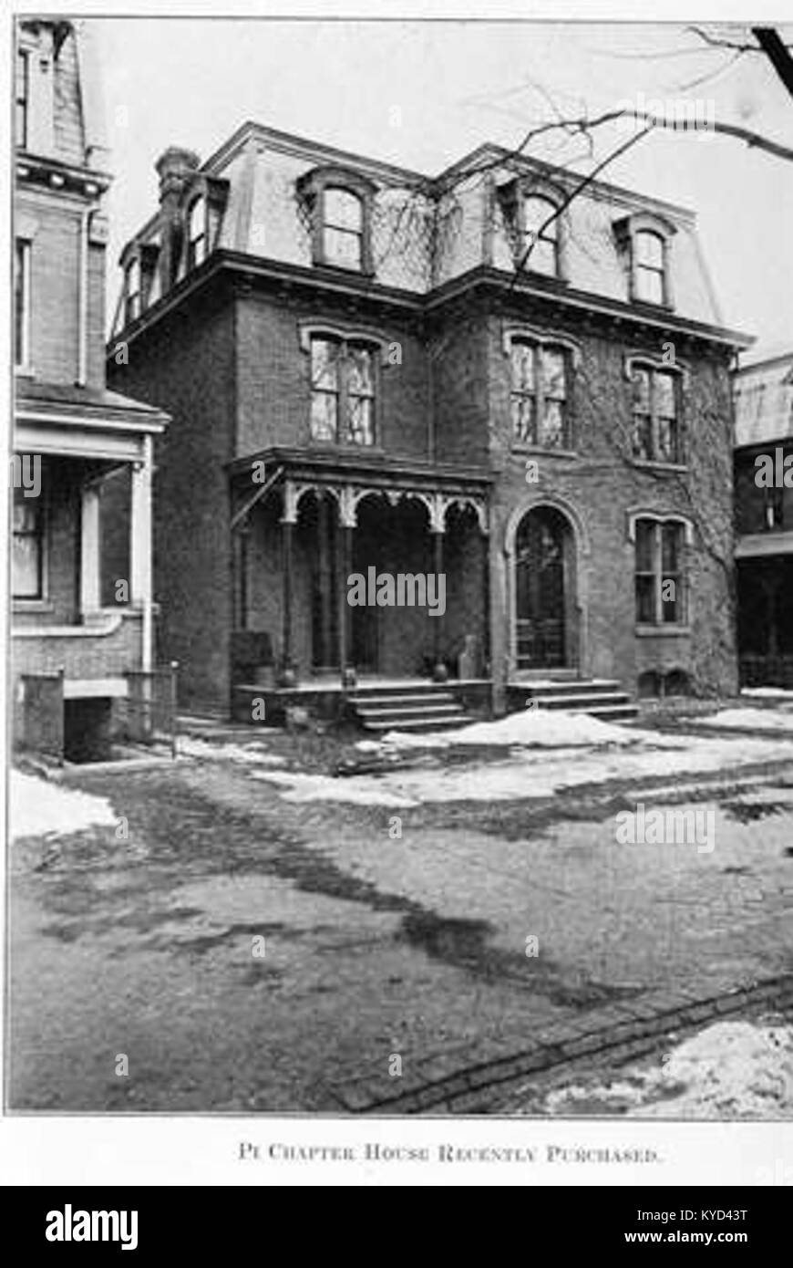 Une photographie de groupe de 1910 des membres du chapitre Pi de la fraternité Phi Sigma Kappa au Franklin & Marshall College, capturant la vie de fraternité étudiante du début du XXe siècle. Banque D'Images