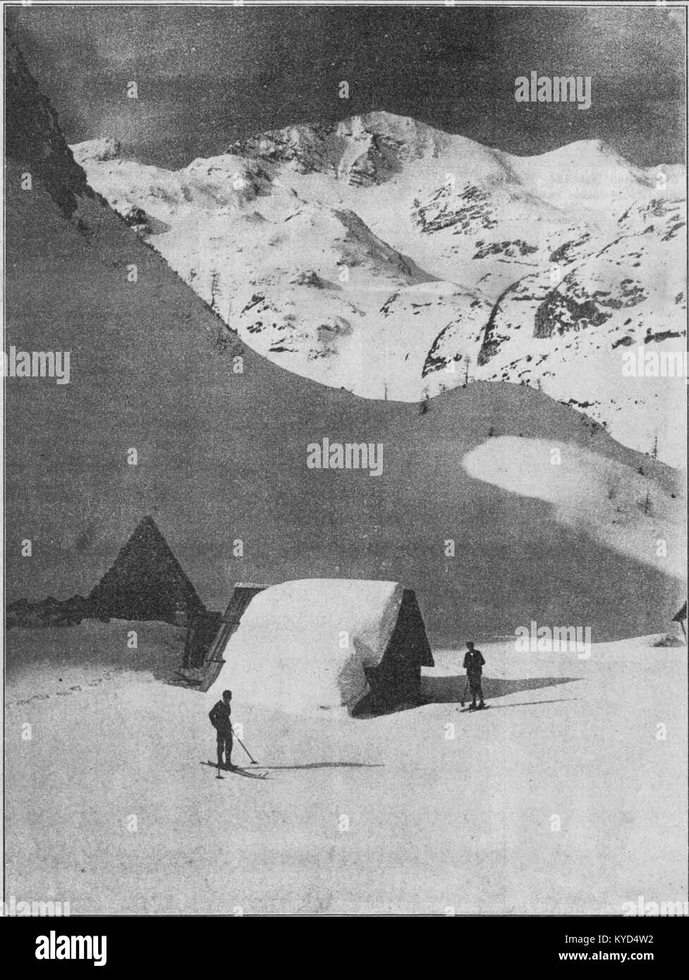 Une photographie de Planina Vogel de 1926 avec Šija couvert de neige hivernale, capturant le paysage alpin et la beauté naturelle des Alpes juliennes de Slovénie. Banque D'Images