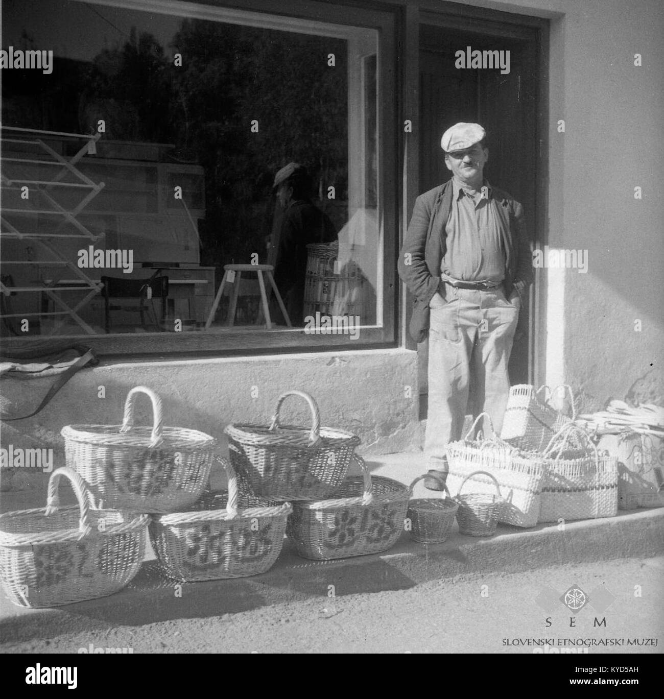 Cette photographie capture des objets artisanaux de tissage de paniers – y compris des paniers et des sacs à provisions – exposés lors d’une foire à Metlika, en Slovénie, le 5 octobre 1965, montrant des produits artisanaux locaux de la région de Bela Krajina. Banque D'Images